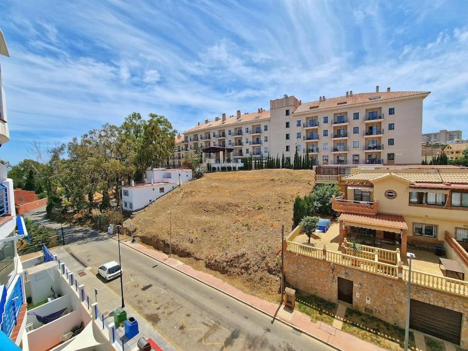 Acogedor Piso Con Terraza Y Parking! Apartment Benalmadena Luaran gambar