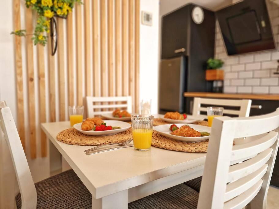 Acogedor Piso Con Terraza Y Parking! Apartment Benalmadena Luaran gambar