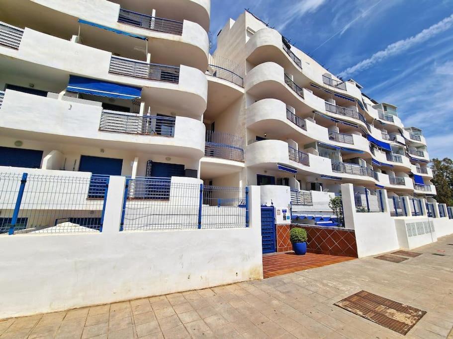 Acogedor Piso Con Terraza Y Parking! Apartment Benalmadena Luaran gambar